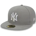 graue-flache-angepasste-kappe-mit-weissem-logo-59fifty-essential-der-new-york-yankees-mlb-von-new-era