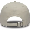 verstellbare-9forty-essential-kappe-mit-gebogenem-schirm-in-gebrochenem-weiss-von-los-angeles-dodgers-mlb-von-new-era