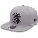 siltovka-rovna-siva-snapback-9fifty-chain-stitch-toronto-raptors-nba-new-era