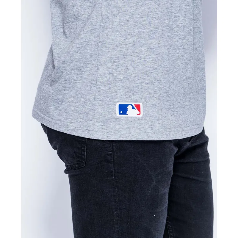 tricka-kratky-rukav-siva-badge-new-york-yankees-mlb-new-era