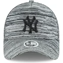 siltovka-zaoblena-siva-snapback-ajustable-9forty-engineered-fit-new-york-yankees-mlb-new-era