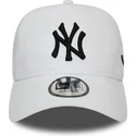 siltovka-zaoblena-biely-snapback-essential-a-frame-new-york-yankees-mlb-new-era