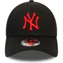 schwarze-verstellbare-curved-cap-mit-rotem-logo-9forty-league-essential-der-new-york-yankees-mlb-von-new-era