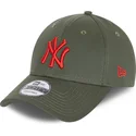 grune-verstellbare-kappe-mit-gebogenem-schirm-und-rotem-logo-9forty-league-essential-der-new-york-yankees-mlb-von-new-era