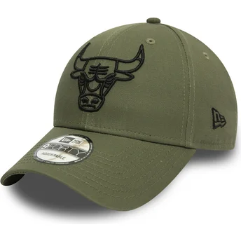 verstellbare-grune-kappe-mit-gebogenem-schirm-und-schwarzem-logo-9forty-league-essential-der-chicago-bulls-nba-von-new-era