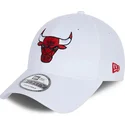 verstellbare-weisse-9forty-kappe-mit-gebogenem-schirm-chicago-bulls-nba-side-mark-von-new-era