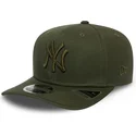 siltovka-zaoblena-zelena-snapback-9fifty-stretch-snap-league-essential-new-york-yankees-mlb-new-era