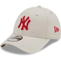 beige-verstellbare-curved-cap-mit-rotem-logo-9forty-league-essential-der-new-york-yankees-mlb-von-new-era