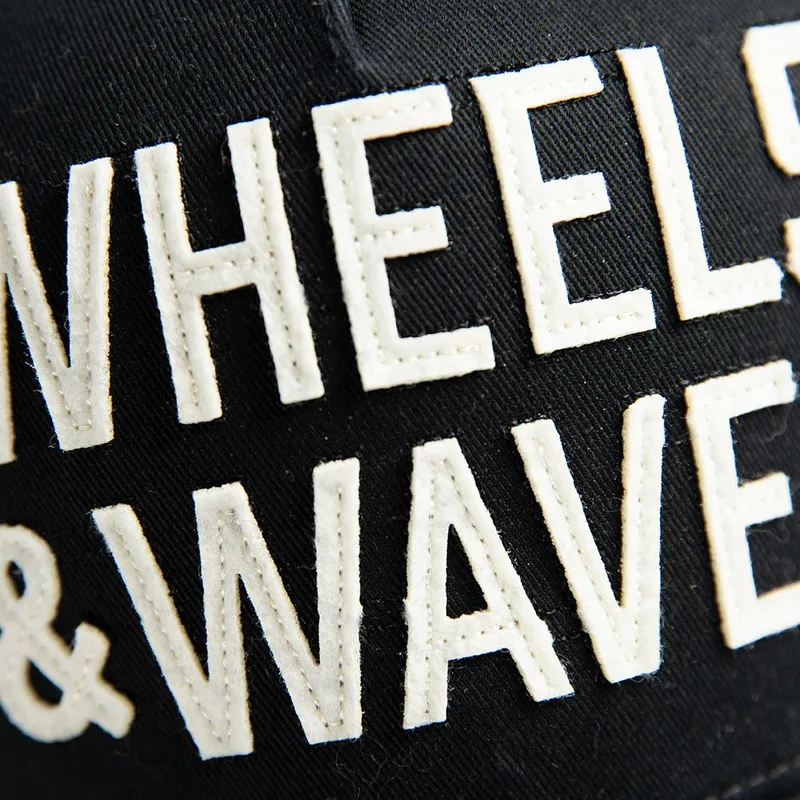 cap-zaoblena-black-snapback-wheels-and-waves