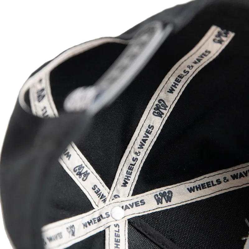 cap-zaoblena-black-snapback-wheels-and-waves