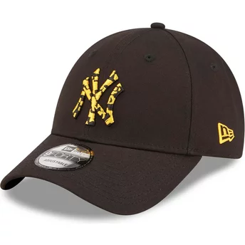 New Era Curved Brim Yellow Logo 9FORTY Seasonal Infill New York Yankees MLB Black Adjustable Cap