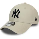 cap-zaoblena-beige-adjustable-strap-negro-9forty-league-essential-new-york-yankees-mlb-new-era
