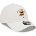 weisse-verstellbare-9forty-kappe-mit-gebogenem-schirm-von-spongebob-schwammkopf-von-new-era