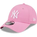 new-era-9forty-league-essential-verstellbare-rosa-kappe-mit-gebogenem-schirm-und-weissem-logo-der-new-york-yankees-mlb