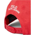 rote-snapback-kappe-mit-gebogenem-schirm-und-weissem-ponte-darted-modern-sport-logo-von-polo-ralph-lauren