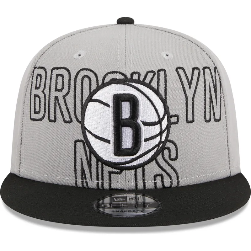 graue-und-schwarze-flache-snapback-kappe-9fifty-draft-edition-2023-von-brooklyn-nets-nba-von-new-era