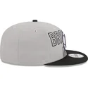 graue-und-schwarze-flache-snapback-kappe-9fifty-draft-edition-2023-von-brooklyn-nets-nba-von-new-era