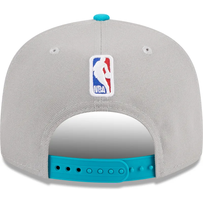 siltovka-rovna-siva-snapback-9fifty-draft-edition-2023-charlotte-hornets-nba-new-era