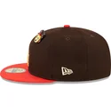 gorra-plana-marron-y-roja-ajustada-59fifty-the-elements-fire-pin-de-los-angeles-dodgers-mlb-de-new-era