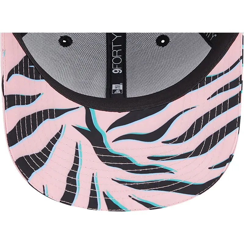 siltovka-zaoblena-cierna-snapback-9forty-all-over-print-zebra-visor-manchester-united-football-club-premier-league-new-era siltovka-zaoblena-cierna-snapback-9forty-all-over-print-zebra-visor-manchester-united-football-club-premier-league-new-era