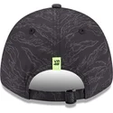 schwarze-verstellbare-9forty-kappe-mit-gebogenem-schirm-all-over-print-von-valentino-rossi-vr46-motogp-von-new-era