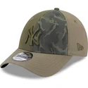 verstellbare-grune-kappe-mit-gebogenem-schirm-und-grunem-logo-9forty-multi-texture-der-new-york-yankees-mlb-von-new-era