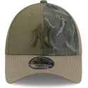 verstellbare-grune-kappe-mit-gebogenem-schirm-und-grunem-logo-9forty-multi-texture-der-new-york-yankees-mlb-von-new-era
