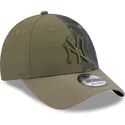 verstellbare-grune-kappe-mit-gebogenem-schirm-und-grunem-logo-9forty-multi-texture-der-new-york-yankees-mlb-von-new-era