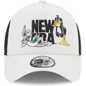 beige-a-frame-trucker-cap-von-bugs-bunny-und-daffy-duck-looney-tunes-von-new-era