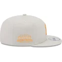 beige-snapback-kappe-mit-flachem-schirm-und-orangefarbenem-logo-9fifty-side-patch-der-new-york-yankees-mlb-von-new-era