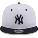 weisse-und-marineblaue-flache-snapback-kappe-mit-marineblauen-logo-9fifty-white-crown-patch-von-new-york-yankees-mlb-von-new-era