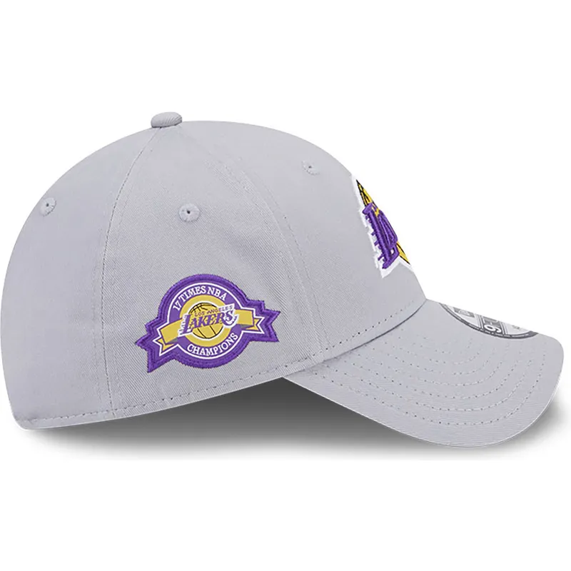 graue-verstellbare-curved-cap-9forty-team-side-patch-der-los-angeles-lakers-nba-von-new-era