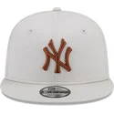 siltovka-rovna-bezova-snapback-9fifty-league-essential-new-york-yankees-mlb-new-era