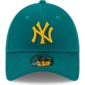 grune-verstellbare-kappe-mit-gebogenem-schirm-und-gelbem-logo-9forty-league-essential-der-new-york-yankees-mlb-von-new-era