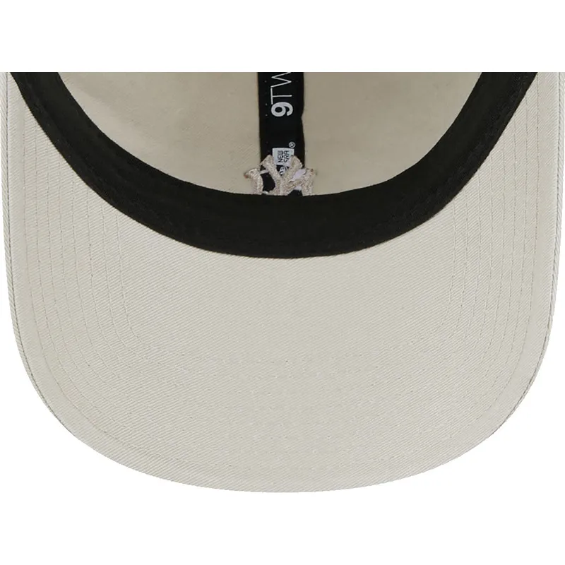 beigefarbene-verstellbare-kappe-mit-gebogenem-schirm-und-beigem-9twenty-mini-logo-der-new-york-yankees-mlb-von-new-era