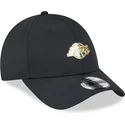 schwarze-verstellbare-curved-cap-9forty-pin-der-los-angeles-lakers-nba-von-new-era