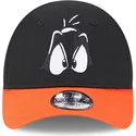 schwarze-und-orangefarbene-verstellbare-9forty-kinder-cap-mit-gebogenem-schirm-von-daffy-duck-looney-tunes-von-new-era