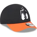 schwarze-und-orangefarbene-verstellbare-9forty-kinder-cap-mit-gebogenem-schirm-von-daffy-duck-looney-tunes-von-new-era