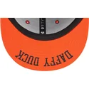 schwarze-und-orangefarbene-snapback-kappe-9fifty-von-daffy-duck-looney-tunes-von-new-era