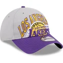 cap-zaoblena-gray-adjustable-strap-9twenty-tip-off-2023-los-angeles-lakers-nba-new-era