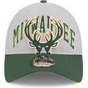cap-zaoblena-gray-adjustable-strap-9twenty-tip-off-2023-milwaukee-bucks-nba-new-era