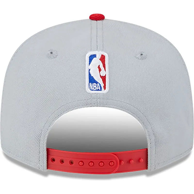 graue-und-rote-flatcap-snapback-9fifty-tip-off-2023-von-chicago-bulls-nba-von-new-era
