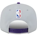 graue-und-violette-flatcap-snapback-9fifty-tip-off-2023-der-los-angeles-lakers-nba-von-new-era
