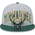 siltovka-rovna-siva-snapback-9fifty-tip-off-2023-milwaukee-bucks-nba-new-era