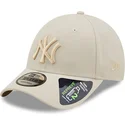 beige-gebogene-snapback-kappe-mit-beigem-logo-9forty-tonal-repreve-der-new-york-yankees-mlb-von-new-era