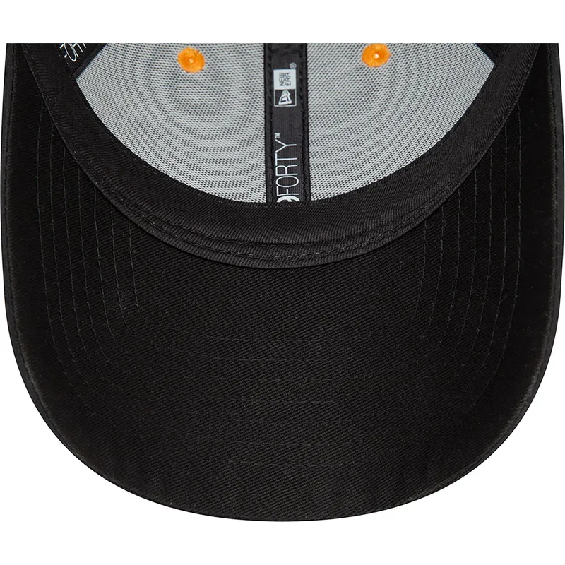 schwarze-verstellbare-9forty-kappe-mit-gebogenem-schirm-und-kontrastpaspel-von-mclaren-racing-formula-1-von-new-era