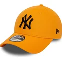 9forty-league-essential-new-york-yankees-mlb-verstellbare-orangefarbene-kappe-mit-schwarzem-logo-von-new-era