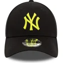 schwarze-verstellbare-kappe-mit-gebogenem-schirm-und-gelbem-logo-9forty-league-essential-new-york-yankees-mlb-von-new-era