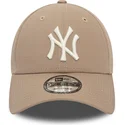 verstellbare-9forty-league-essential-kappe-in-hellbraun-der-new-york-yankees-mlb-von-new-era