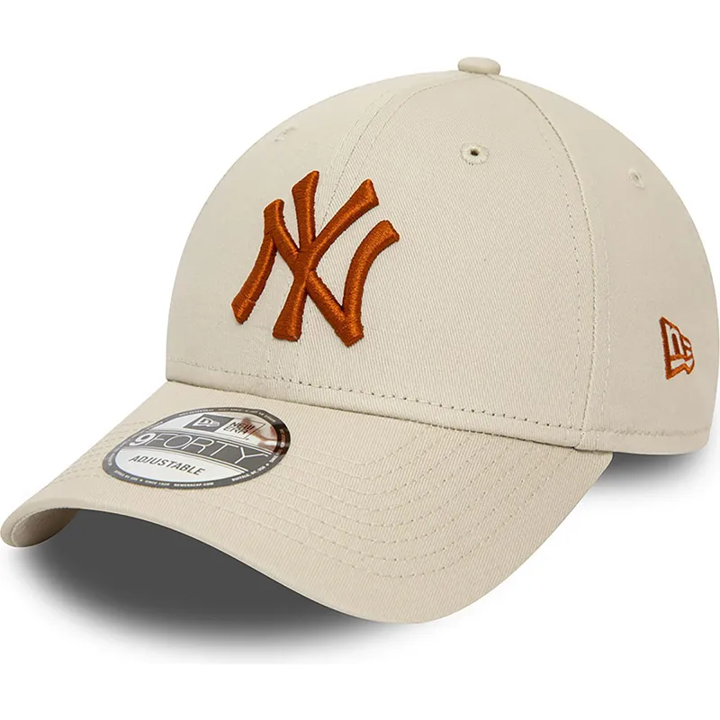 beige-verstellbare-9forty-league-essential-kappe-mit-gebogenem-schirm-und-braunem-logo-der-new-york-yankees-mlb-von-new-era